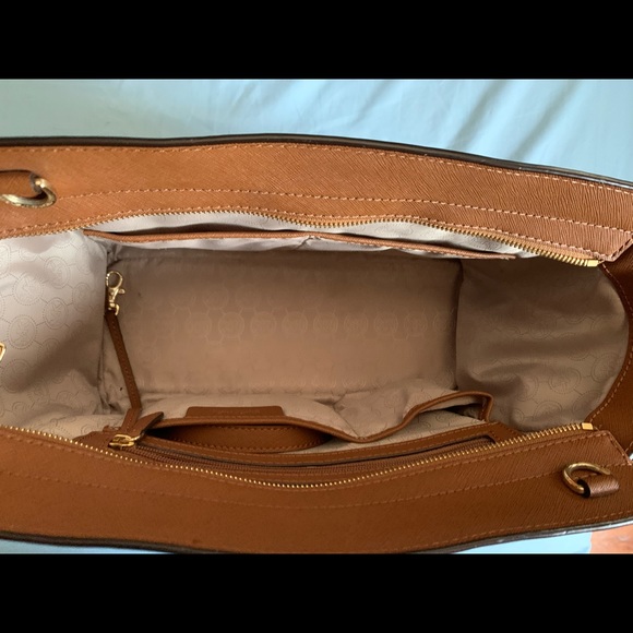 Micheal Kors large crossbody/tote bag. - Picture 9 of 10